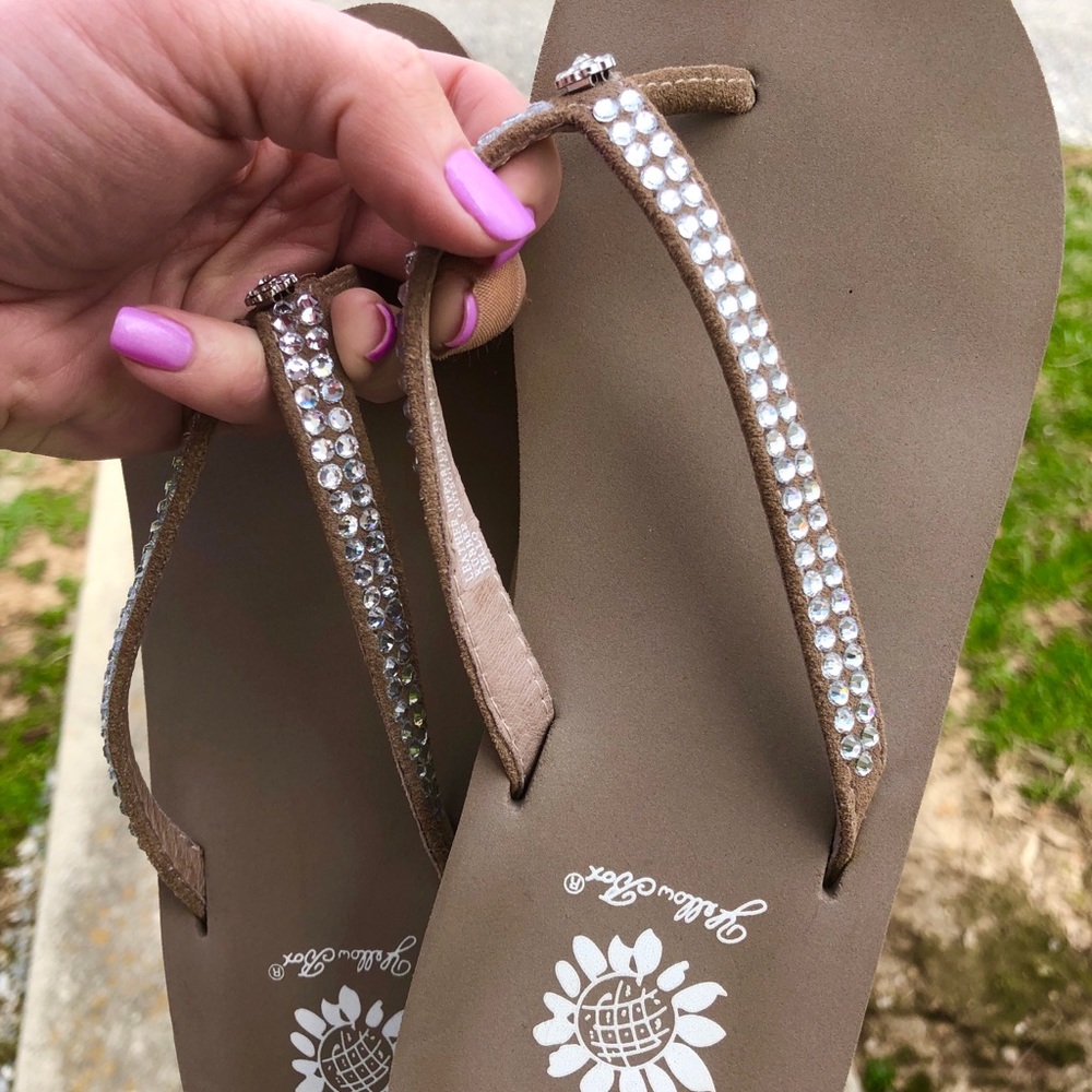 Tan flip flops sz 6